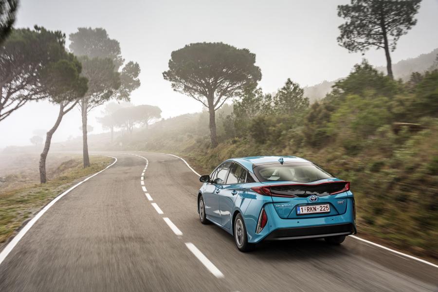  Toyota Prius Plug-in Hybrid 2016 года  (фото 42 из 187)